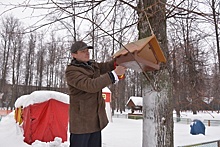 В ходе экомарафона Хромов повесил кормушку для пернатых в парке в Электростали