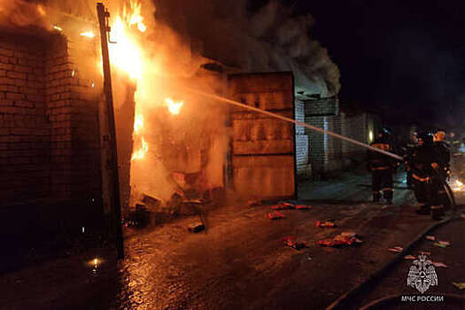 Под Владивостоком потушили пожар на 100 "квадратах" на складе стройматериалов