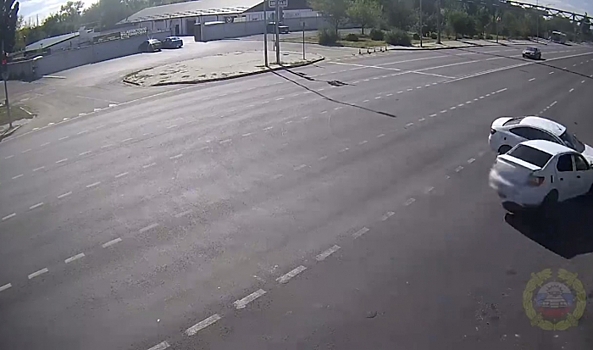 В Волгограде момент столкновения «Лады» и «Рено» попал на видео