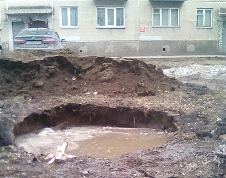 Вспоминаются погибшие дети в Колывани: на детской площадке в Новосибирске вырыта яма без ограждения
