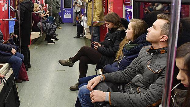 Класть ногу на ногу в метро могут запретить