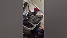 Пассажиры самолета толпой связали дебошира скотчем и попали на видео