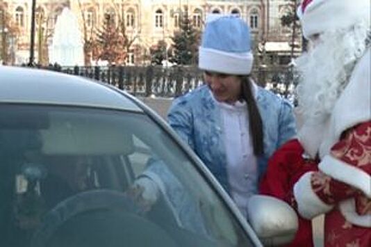 Праздничное настроение подарили водителям сотрудники ГИБДД в Новосибирске