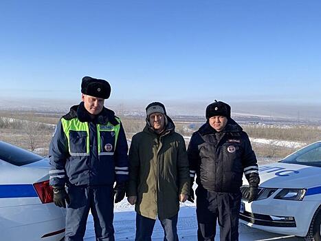 Автоинспекторы в Курганской области помогли семейной паре, у которой в мороз на трассе произошла поломка автомобиля