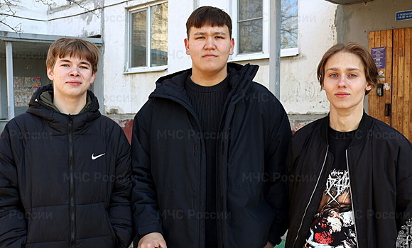 Трое тюменских подростков спасли семью из горящего дома