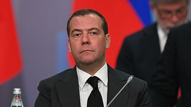 Медведев призвал привлекать новых людей в "Единую Россию"