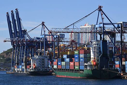 Грузооборот российских портов упал