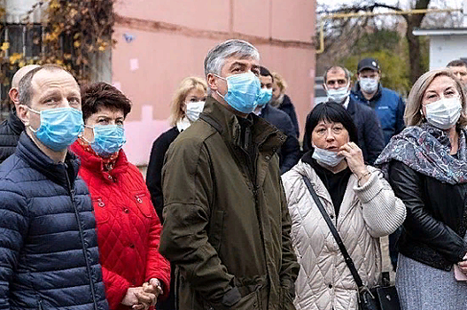 Глава администрации Ростова поручил решить вопросы с дорогой и парковкой на улице Степана Разина