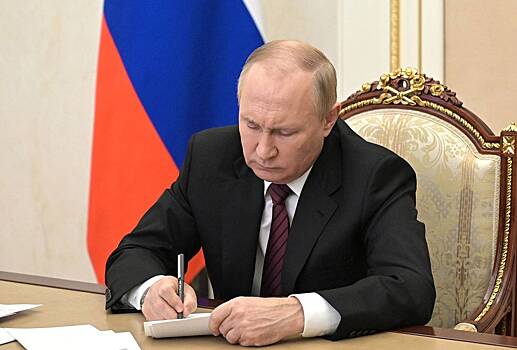 Путин 1 мая присвоил звания Героев Труда и знаки "За успехи в труде"