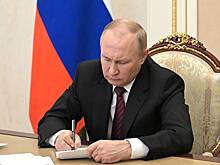 Путин 1 мая присвоил звания Героев Труда и знаки "За успехи в труде"