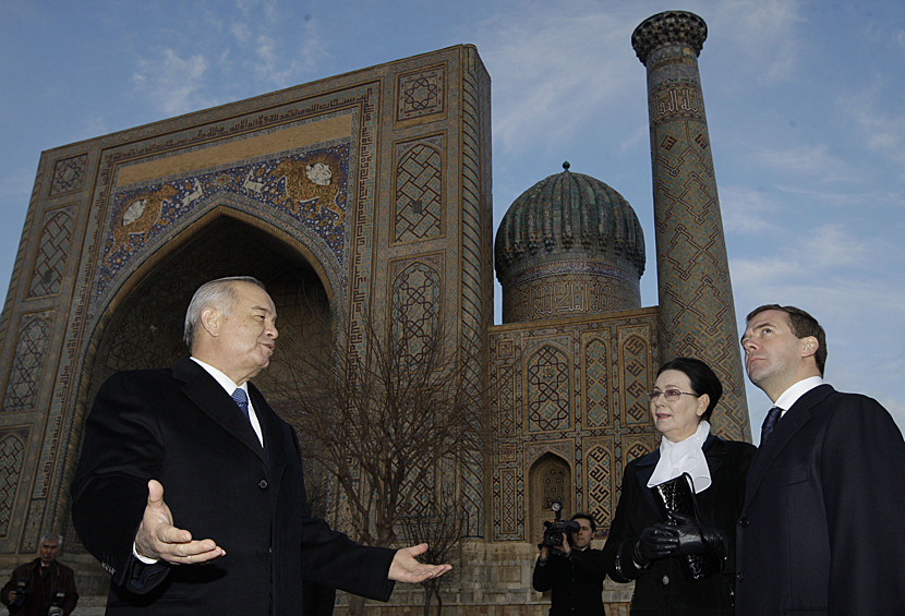 Президент Узбекистана Ислам Каримов и президент России Дмитрий Медведев (слева направо) на площади Регистан, 2009