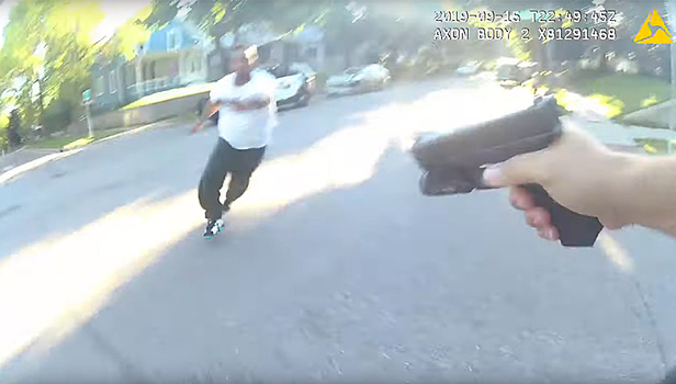 Чернокожий мужчина напал на полицейского и был застрелен. Видео