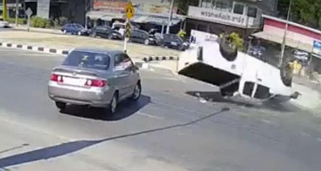 Пикап перевернулся, объезжая легковушку в Тайланде