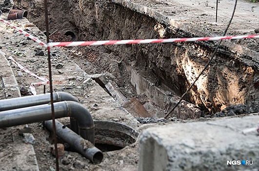 Все в объезд: рядом с Ленинским рынком провалилась дорога