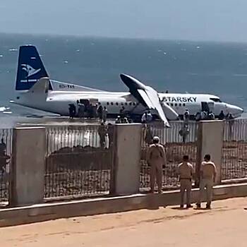 Самолет с десятками пассажиров совершил аварийную посадку в океан и попал на видео