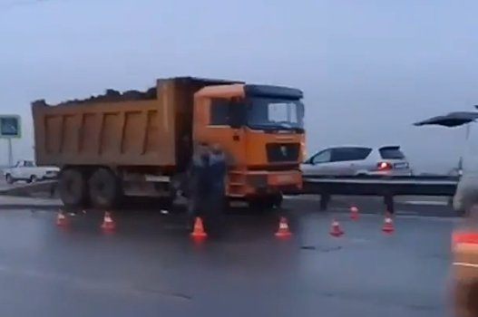 Грузовик раздавил пешехода на переходе в Иркутске: видео