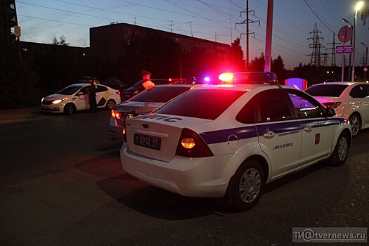 В Тверской области 26-летний мужчина и 15-летняя девушка на снегоболотоходе попали в ДТП