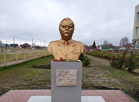В Новосибирске бюст Героя СССР Николая Кузнецова вернули на постамент после реставрации