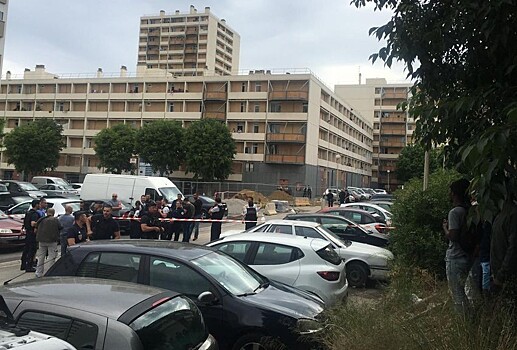 В Марселе люди в масках начали стрелять по людям