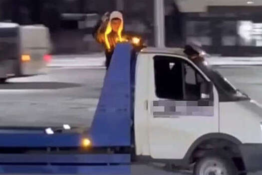 Mash: в Уфе мужчина устроил дрифт на эвакуаторе и прокатил друга в кузове