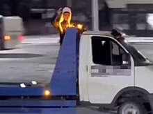 Mash: в Уфе мужчина устроил дрифт на эвакуаторе и прокатил друга в кузове