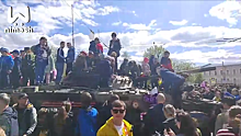 Дети оккупировали военную технику после парада в Нижнем Новгороде