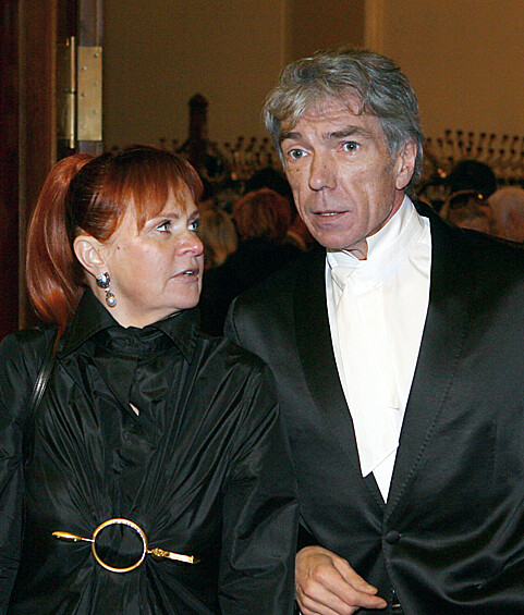 Телеведущий Юрий Николаев с супругой Элеонорой после традиционного показа коллекции Валентина Юдашкина, который прошел ГЦКЗ «Россия», 2006 год