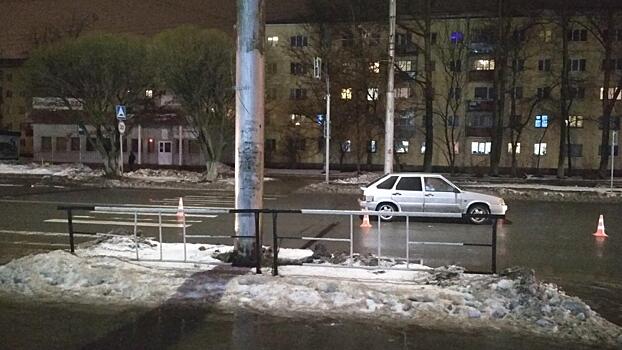 Отечественный автомобиль сбил пешехода на «зебре» в Вологде