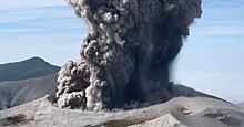 Вулкан Эбеко выбросил столб пепла в небо над Курилами. Видео