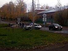 В Кирове водитель «ВАЗа» врезался в столб