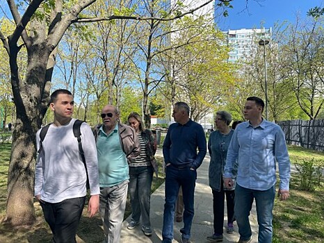 Глава управы Обручевского района провел обход территории по улицам Академика Челомея и Воронцовские пруды