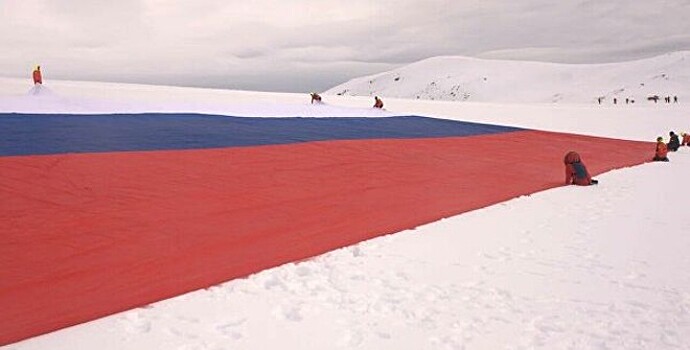 Российский флаг-рекордсмен развернули в Антарктиде