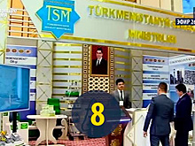 Культ личности президента Туркмении показали на пальцах