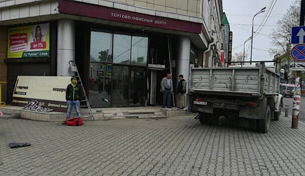 В Иркутске повар и диджей протаранили торговый центр