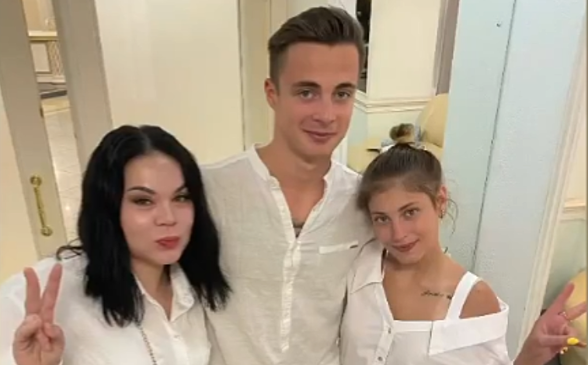 Георгий Куница опубликовал фотографию с Алёной Косторной в ЗАГСе