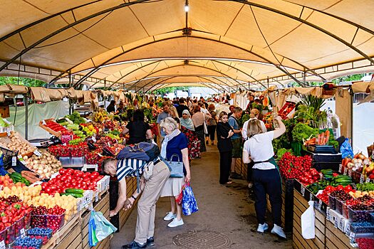 Московские ярмарки открывают сезон российской мушмулы и шелковицы