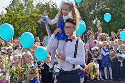 Барнаульские чиновники поздравили школьников с Днем знаний