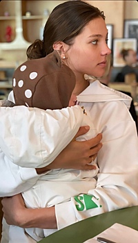 Нежное фото: Алеся Кафельникова с дочерью на руках