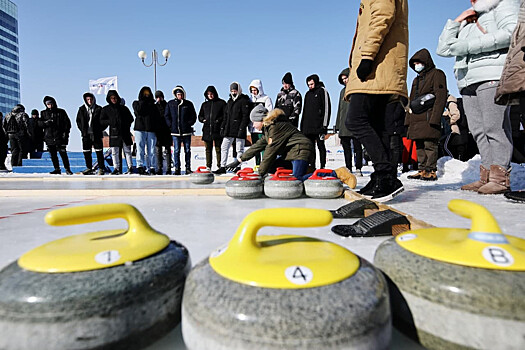 Моржи, хоккеисты и фигуристы собрались на Дне зимних видов спорта во Владивостоке