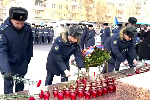 На Суворовской площади почтили память погибших военных 6-й роты.