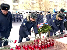 На Суворовской площади почтили память погибших военных 6-й роты.