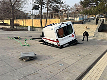 В центре Феодосии машина скорой помощи провалилась в фонтан