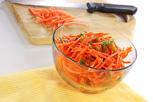 Морковный салат с орехами