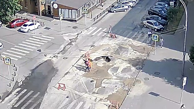 На перекрестке Батюшкова — Благовещенской в Вологде обрушился асфальт