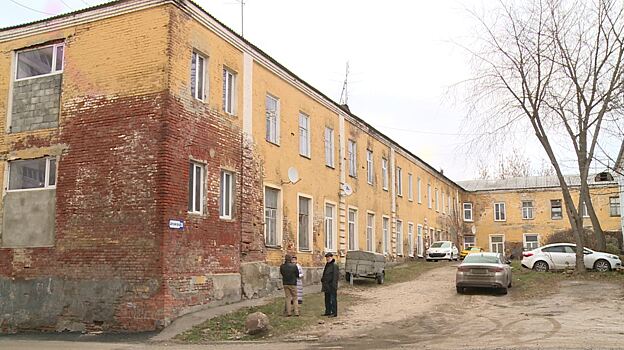 «Мы задыхаемся»: жители старейшего дома в Ивантеевке пожаловались на разрушающийся фасад и плесень