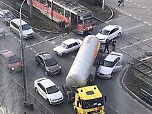 В Краснодаре из-за двойного ДТП с бензовозом встали трамваи