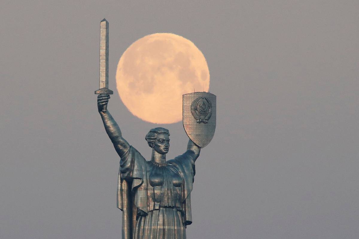 В Киеве на монументе «Родина-мать» началась установка трезубца вместо герба СССР