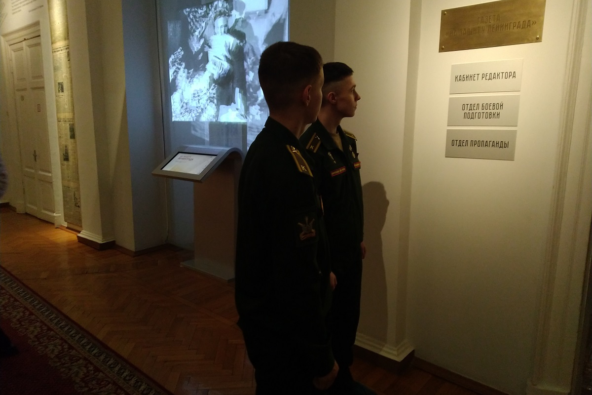 Курсанты Михайловской военной артиллерийской академии посетили Мариинский дворец