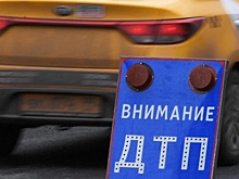 Автомобиль такси врезался в стоящую машину на МКАД