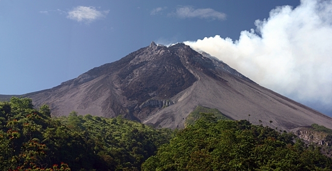 Вулкан Эбеко на Курилах выбросил пепел на высоту три км над уровнем моря